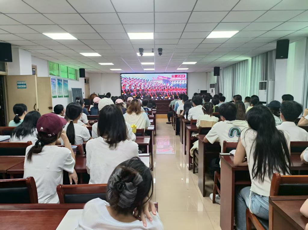 304am永利集团官网组织师生集中观看中国人民抗日战争暨世界反法西斯战争胜利80周年阅兵式